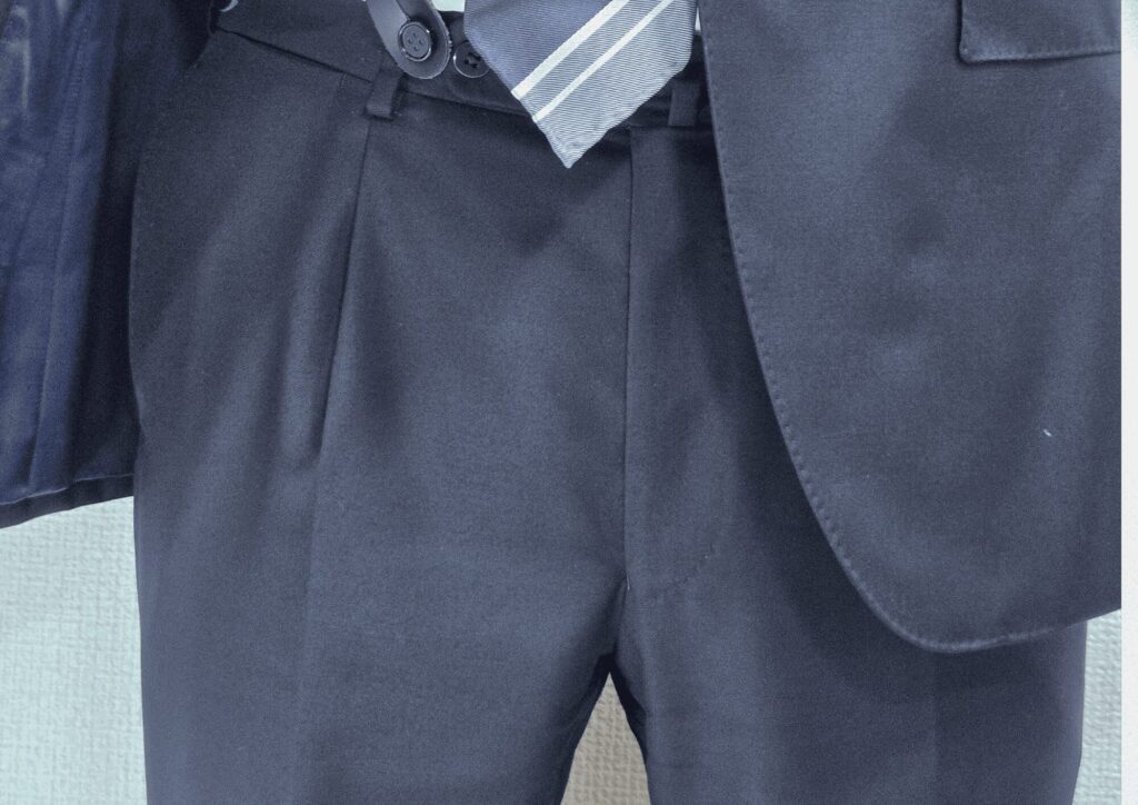 ネイビースーツのパンツ。プリーツ部分