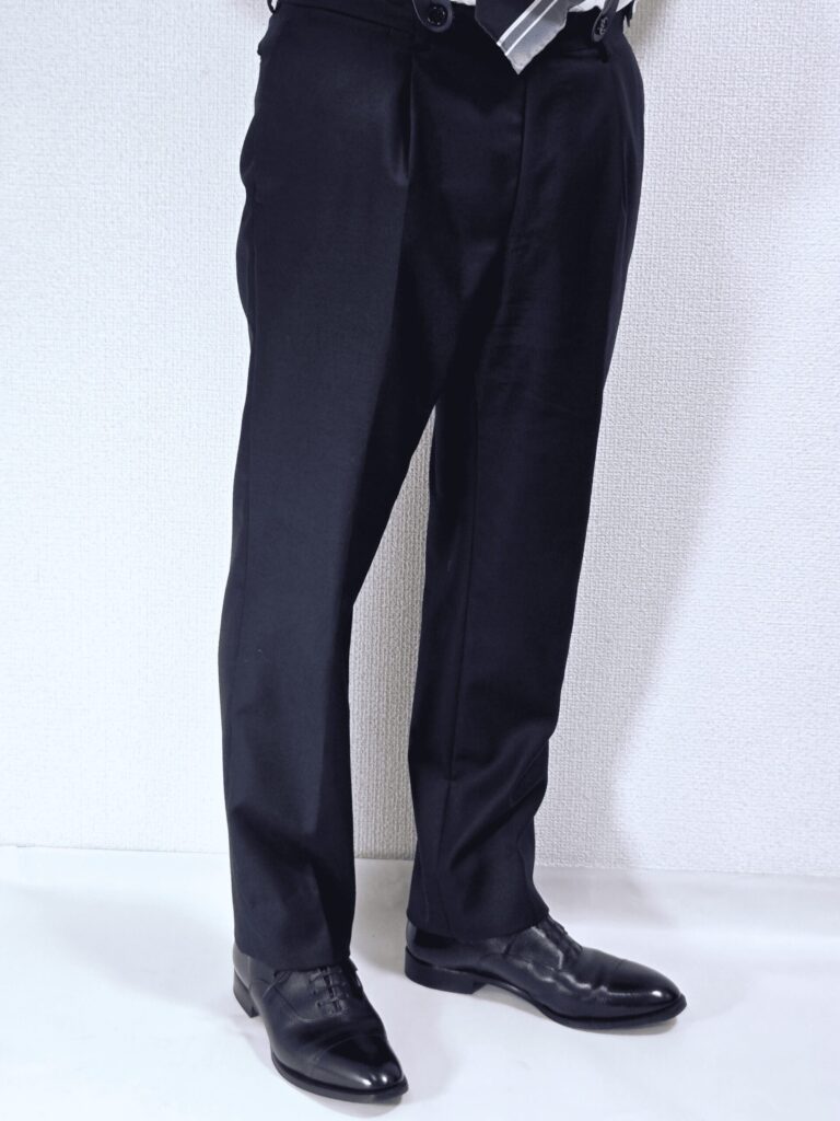 ネイビースーツのパンツ