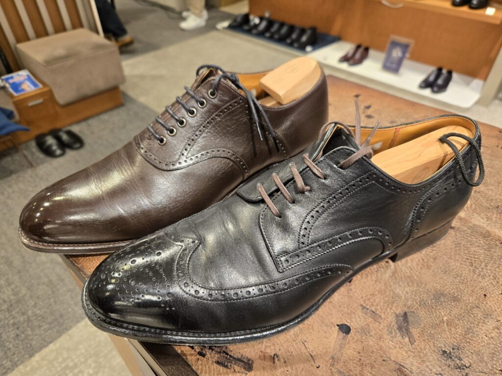 茶色と黒の革靴