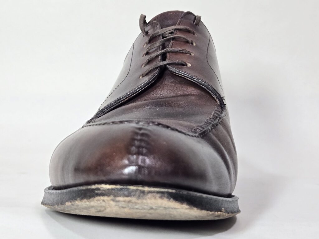 Uチップシューズを前から見た写真