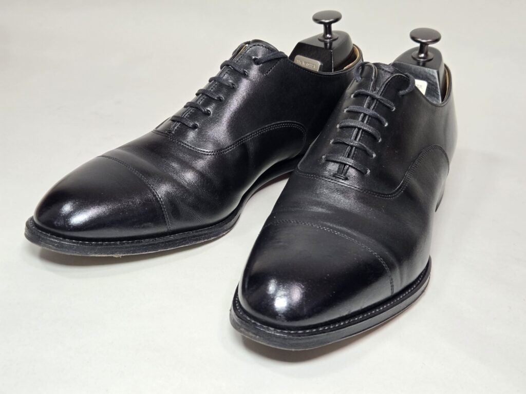 黒い革靴とシューツリー