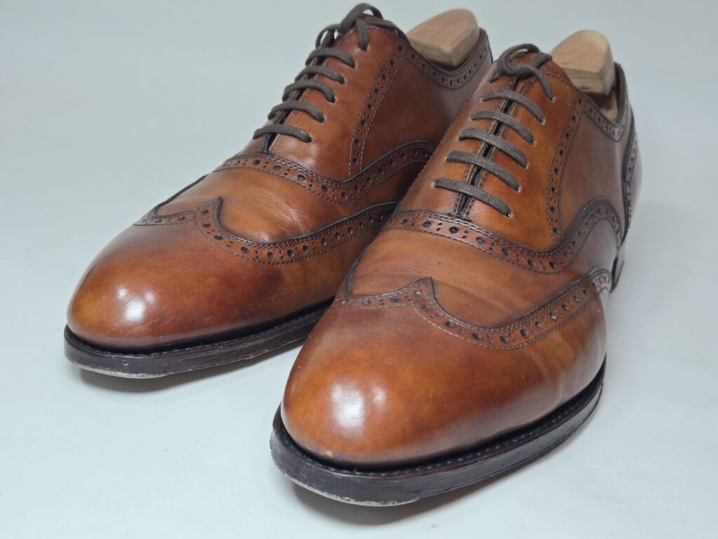 茶色のウイングチップ