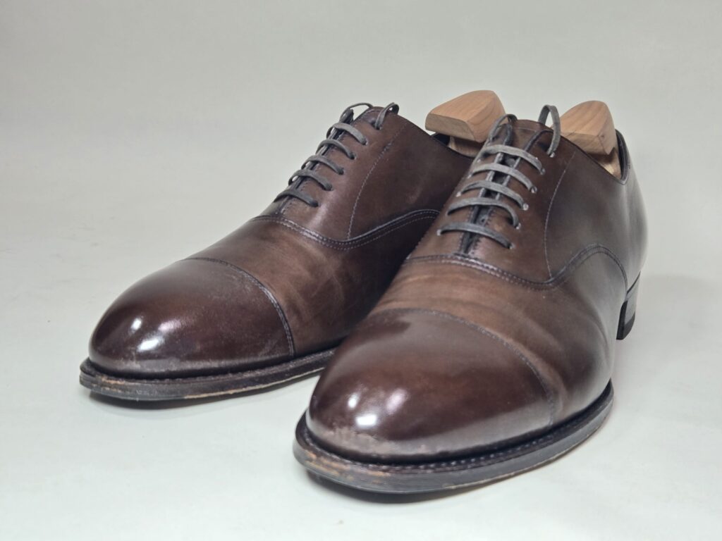 茶色のストレートチップ