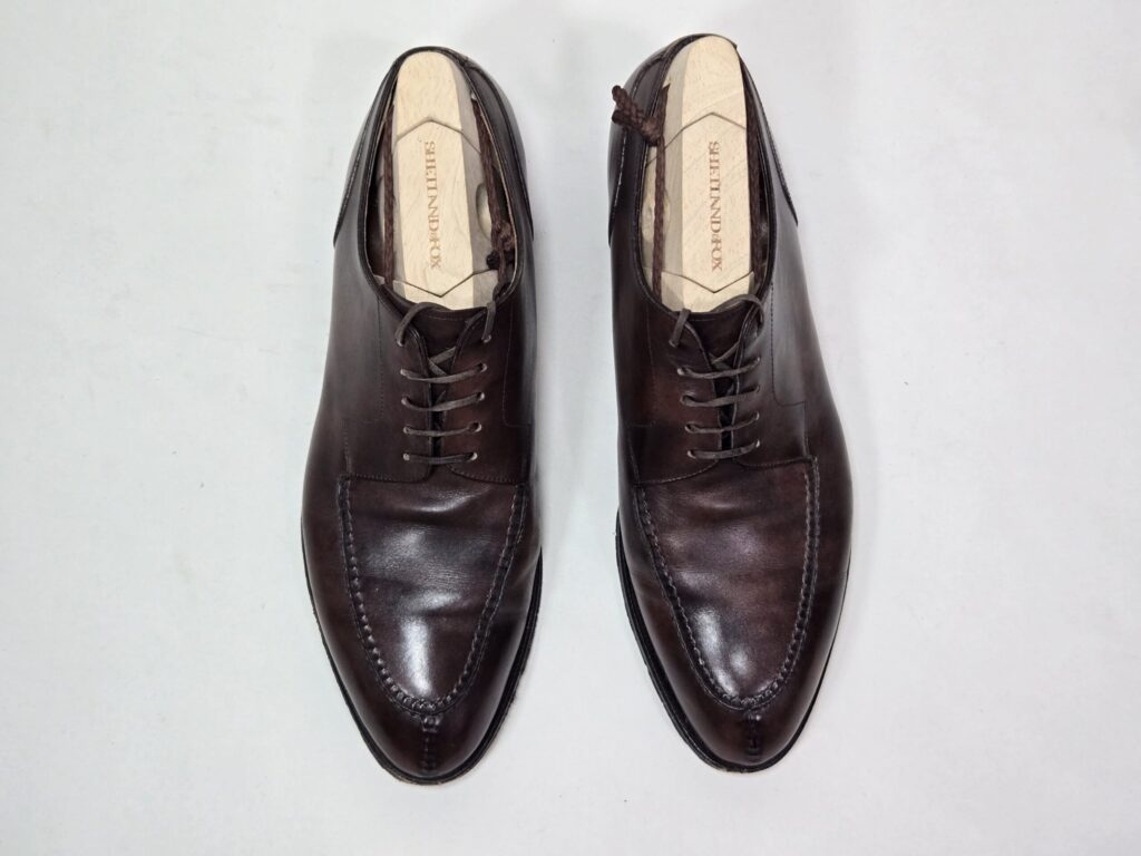 茶色の革靴を上から見た写真