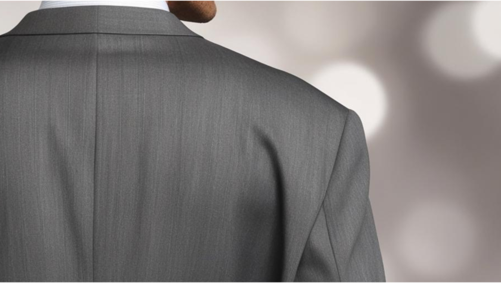 肩幅の合っていないスーツ