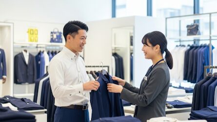 ジャケットを店員と選んでいる