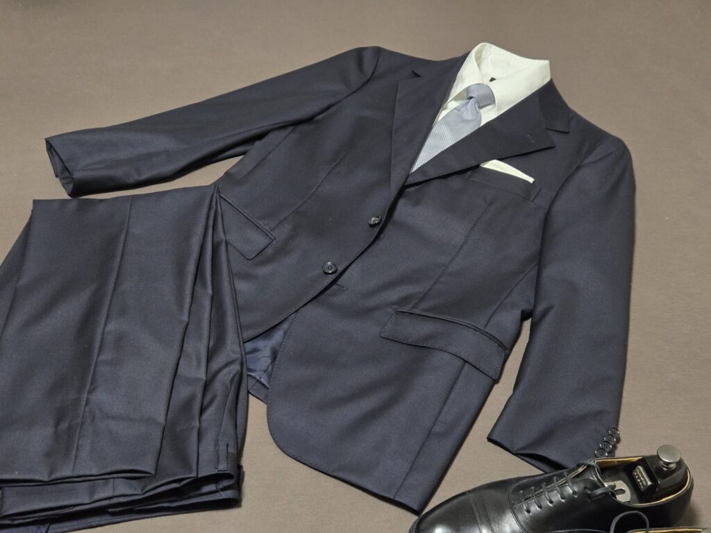 ネイビースーツの全景