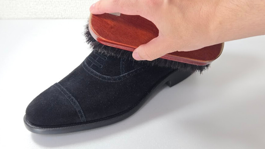 靴をブラッシングしている