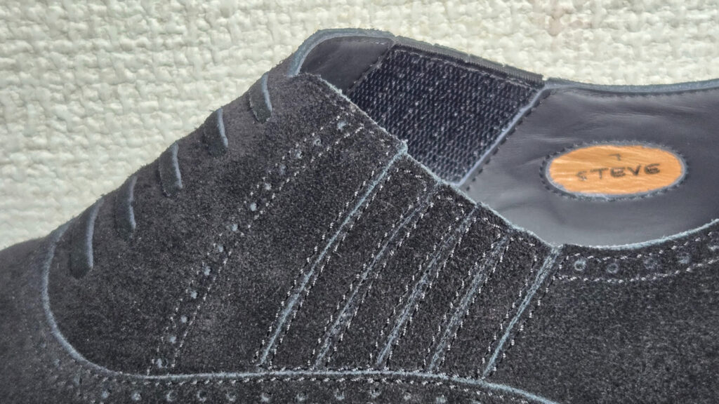 スエードレイジーマン、サイドエラスティック部分