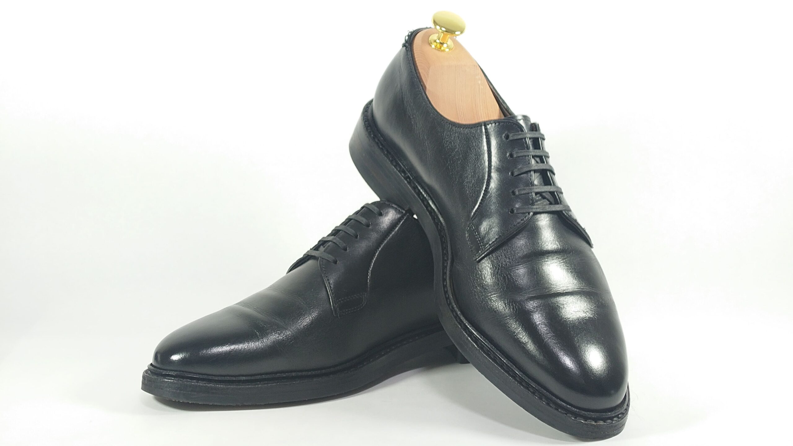 1足目。スムースカーフ仕様。シューツリーを入れてケアを続けてきたアッパーは比較的きれいな状態を保っている