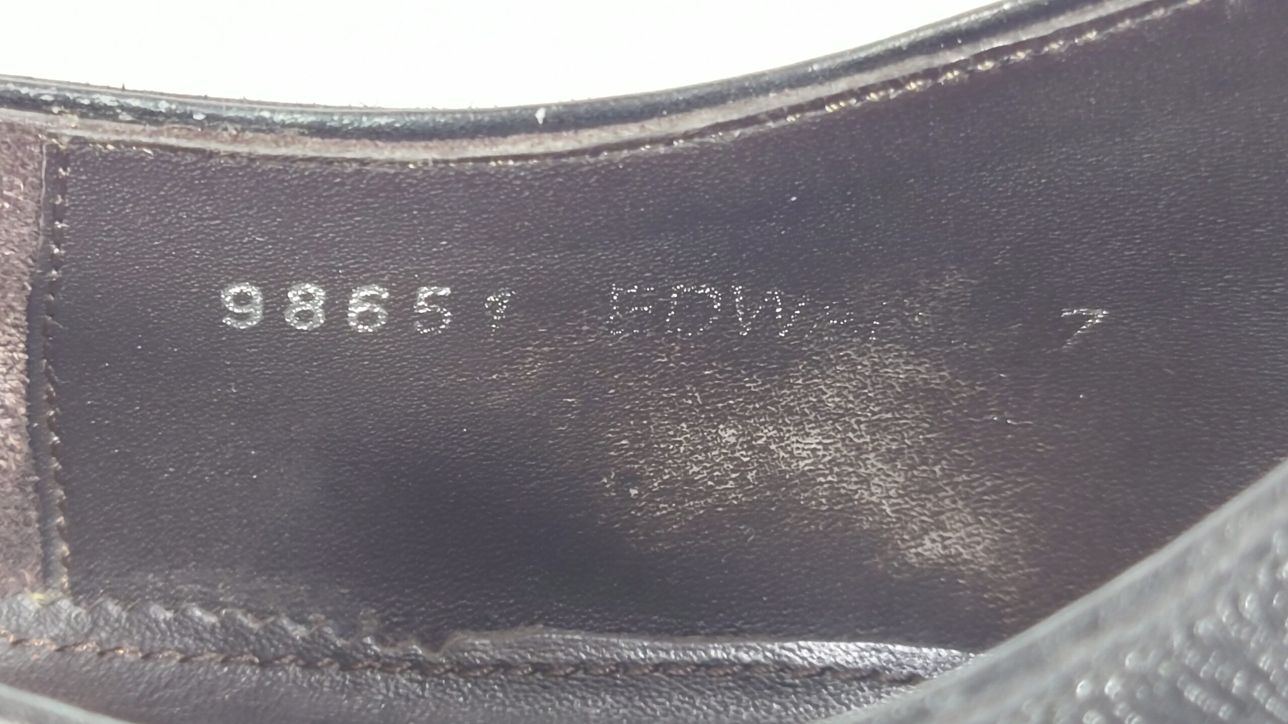 旧モデルのライニング刻印「98651 EDWARD 7」。Tokioの文字がなく、現行モデルとの違いがよくわかる