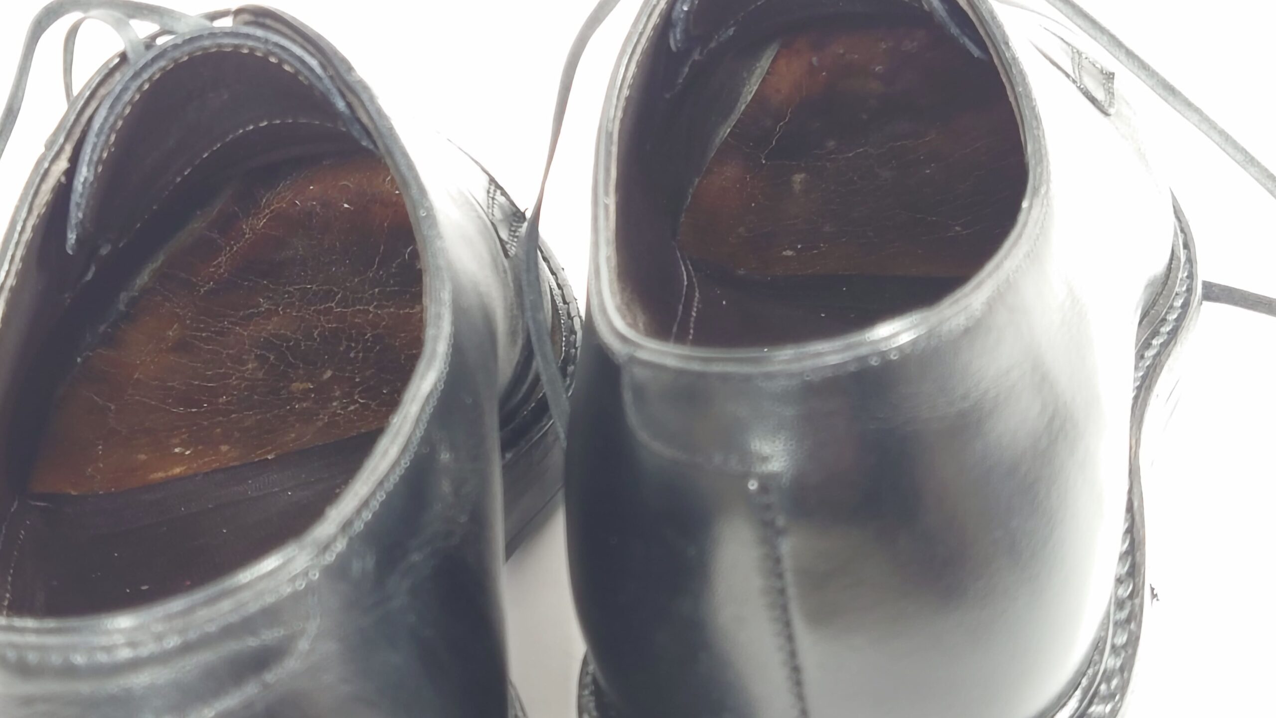 1足目のインソール(左)。汚い写真で申し訳ないのですが、蜘蛛の巣状のひび割れが全面に広がっています。ノーローテーションで毎日履き続けた結果、汗が抜けきらずインソールの革がボロボロに。右は別の靴のインソールで、比較するとその差は歴然です