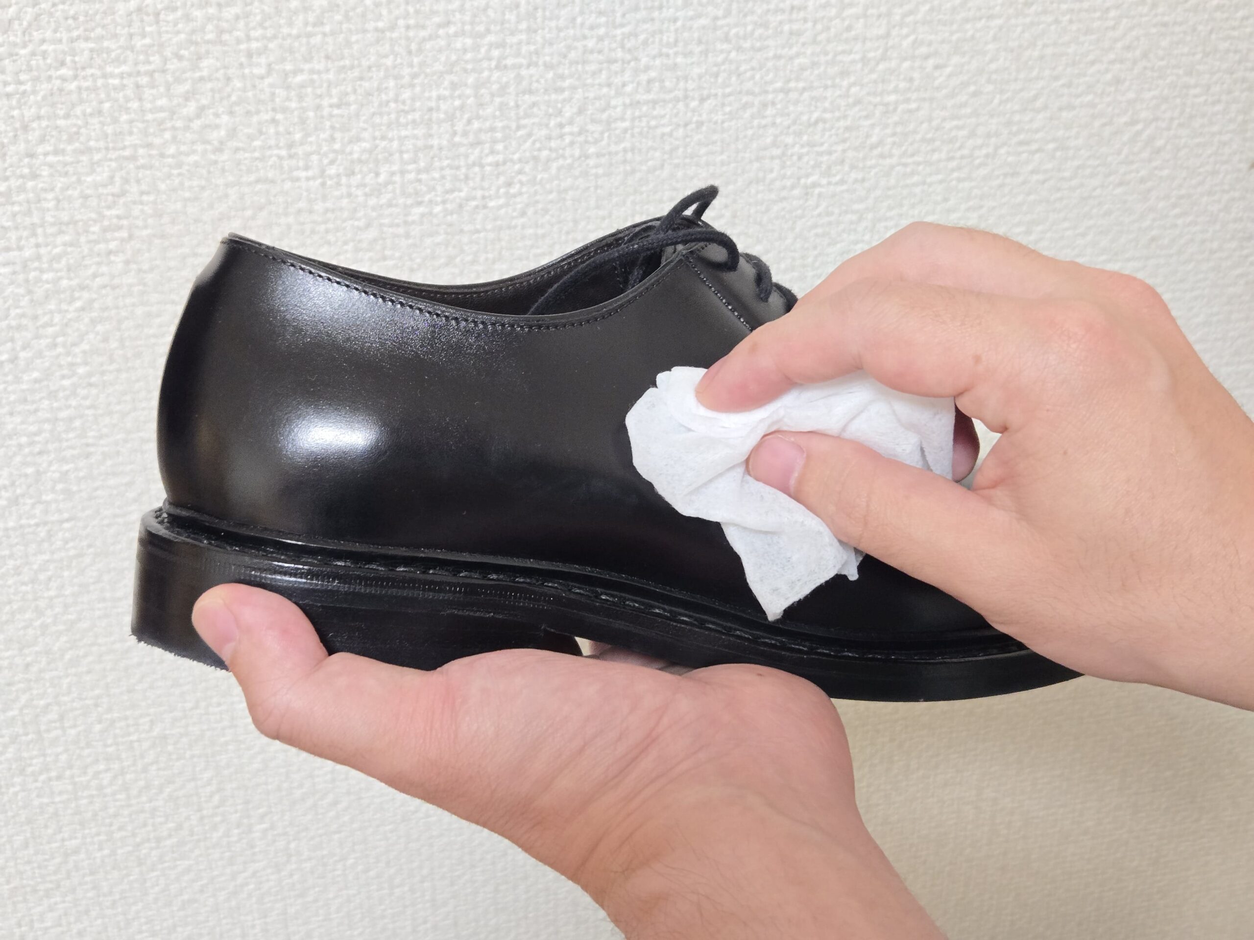 革靴をウェットティッシュで拭いてホコリと汚れを落とす出品前クリーニング