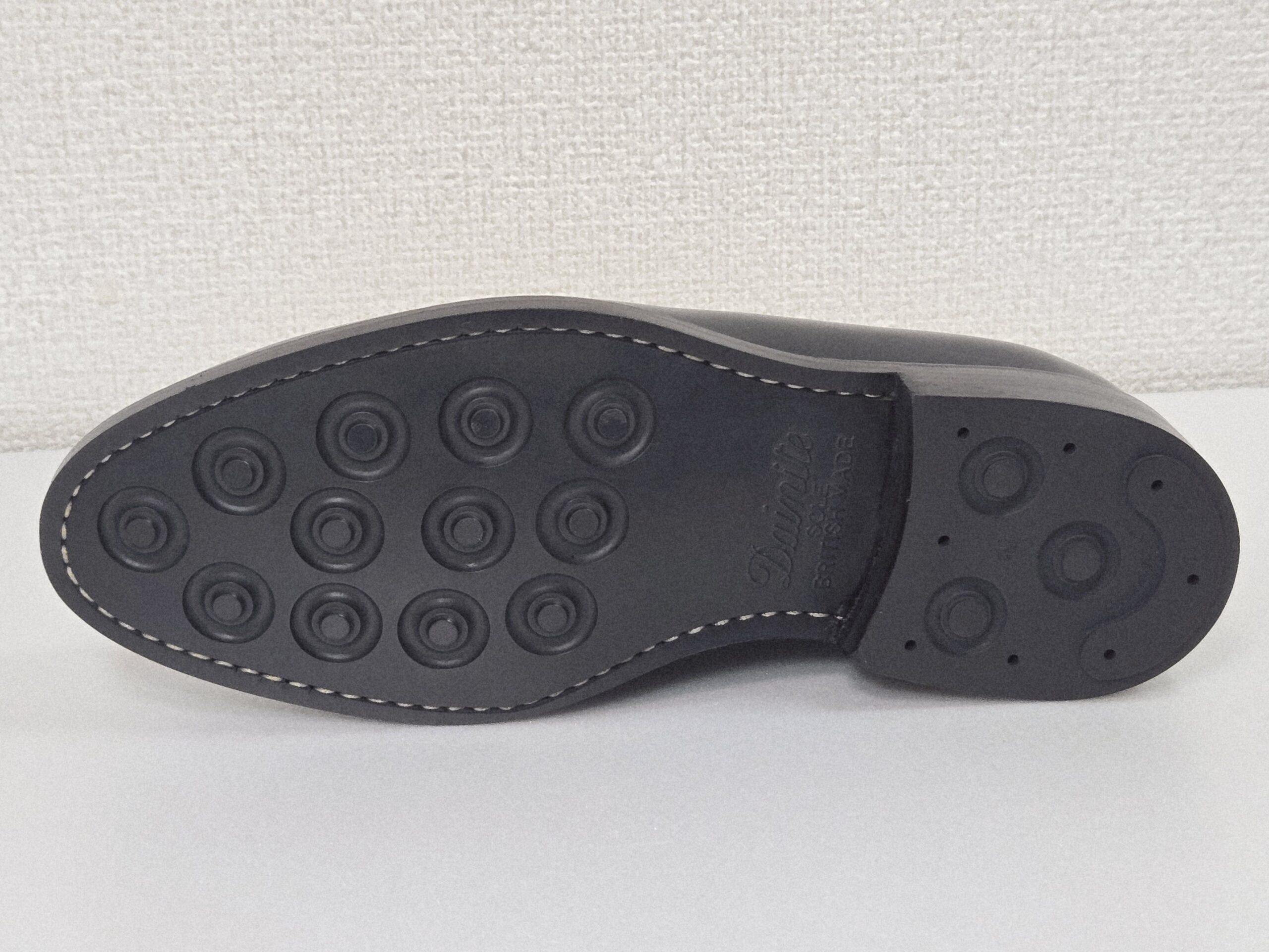 ダイナイトラバーソール全体。丸いスタッズ状のパターンが雨天のグリップ力を高める