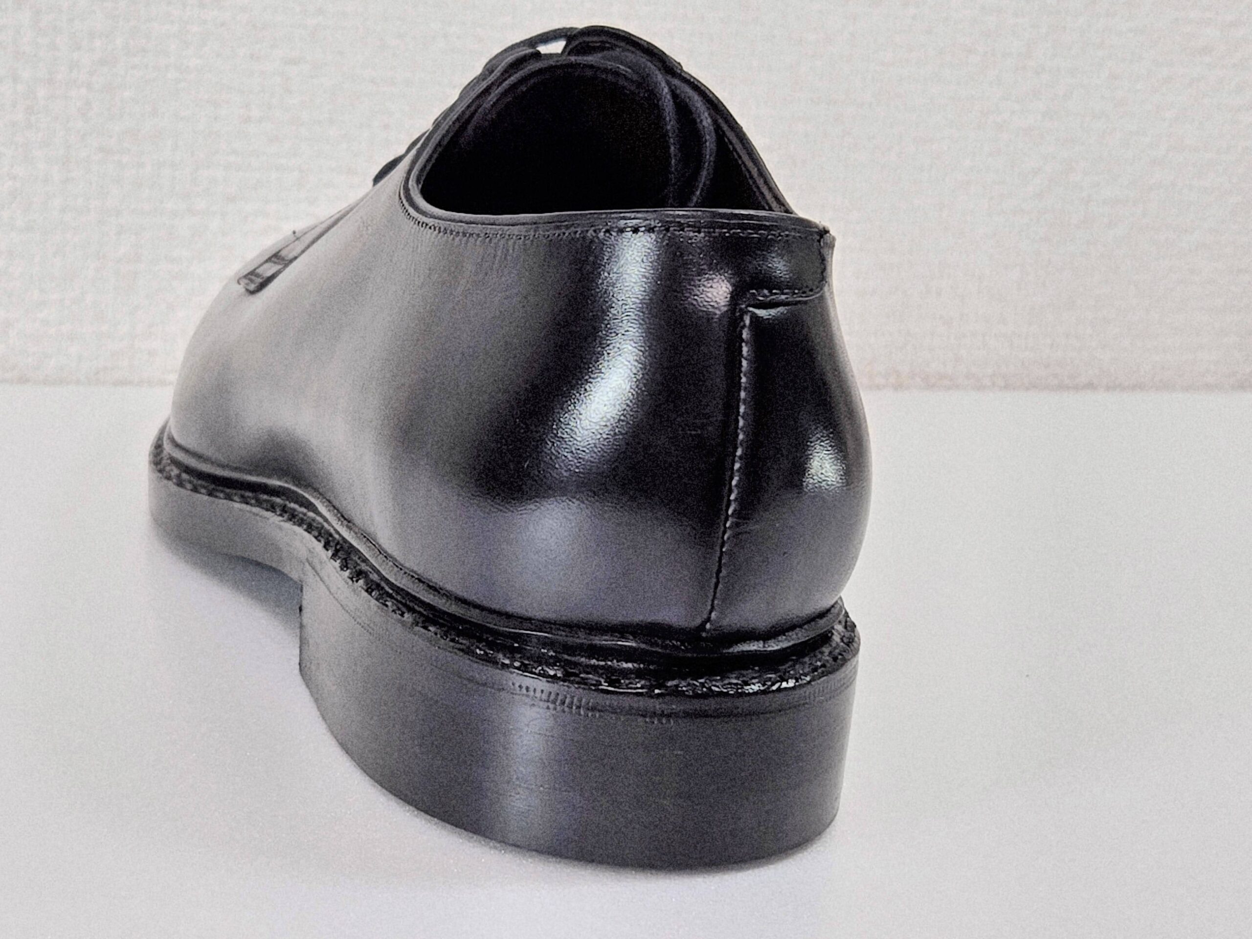 かかと周り。ストームウェルトの張り出しと、しっかりとしたヒールカップの造りがわかる