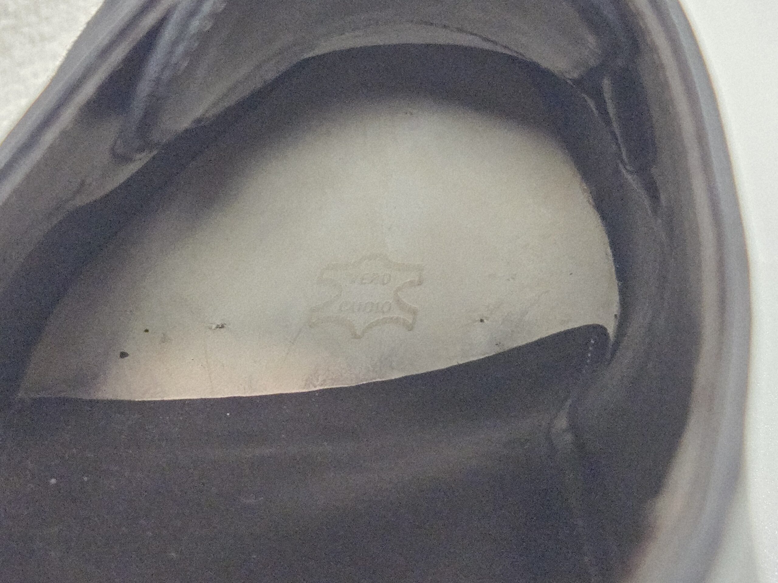 新品状態のインソール。黒革で清潔感がある。履き込むほど足の形に沈んでいくのが本格靴の楽しみのひとつ