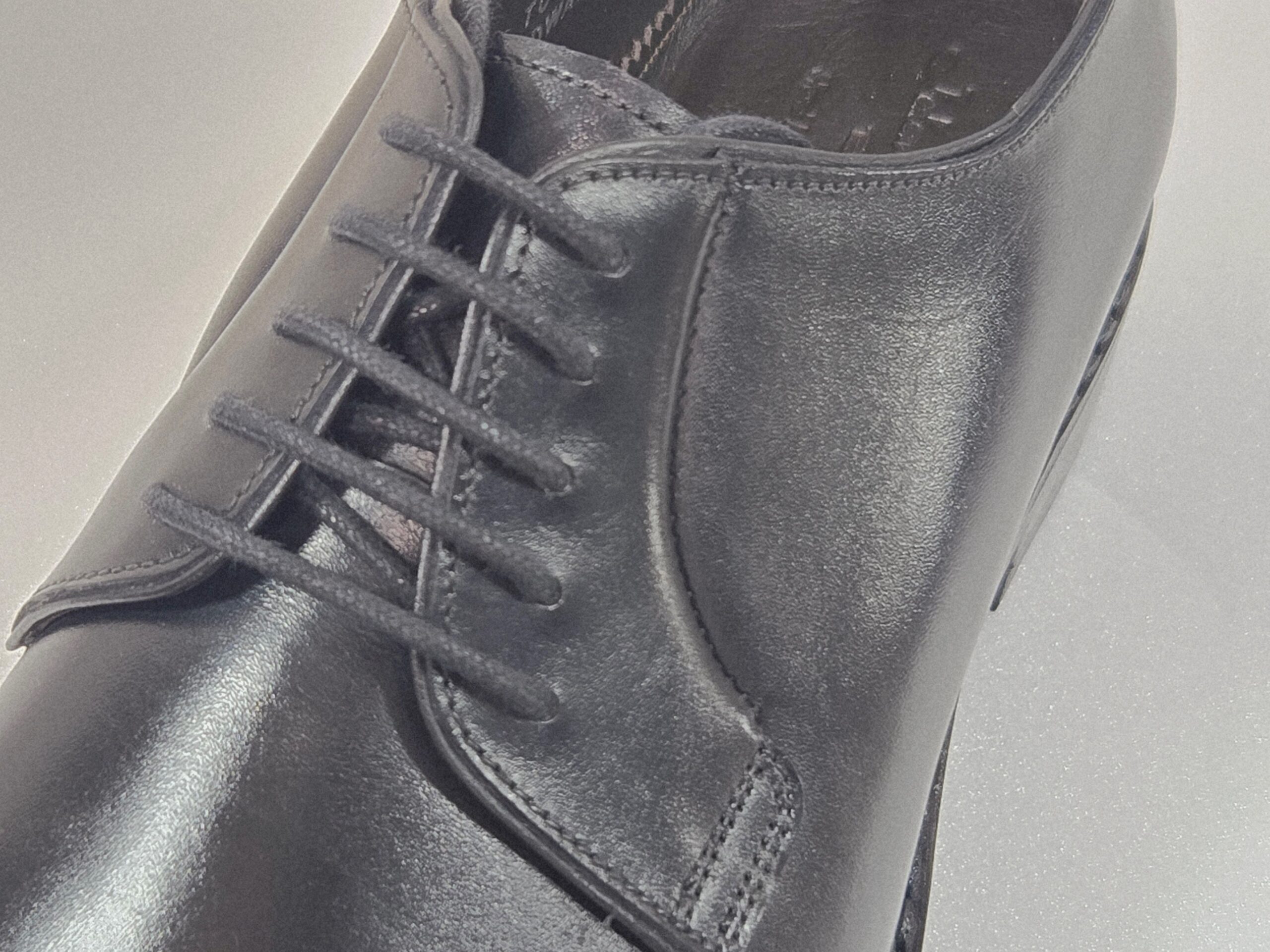 レースステイ(靴紐を通す羽根の部分)。外羽根式の構造で、靴紐の締め具合で甲周りのフィット感を調整しやすい