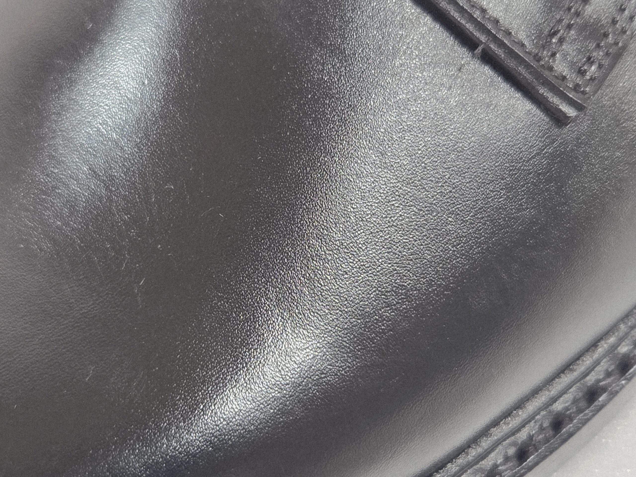 アッパー革のクローズアップ。フランス製カーフのキメの細かさがわかる