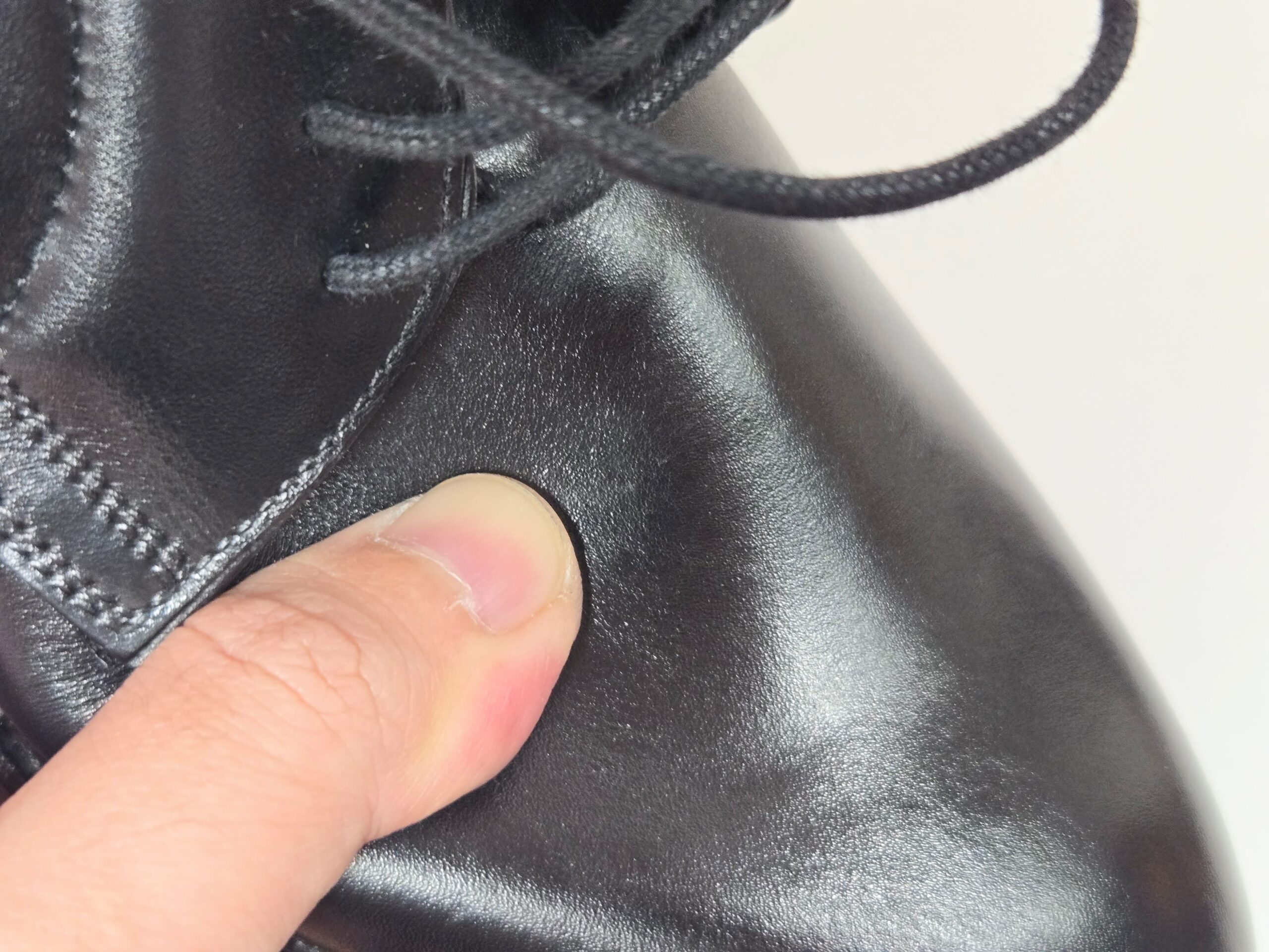 革の肉厚さがわかるカット。しっかりとした厚みが高級感につながっている