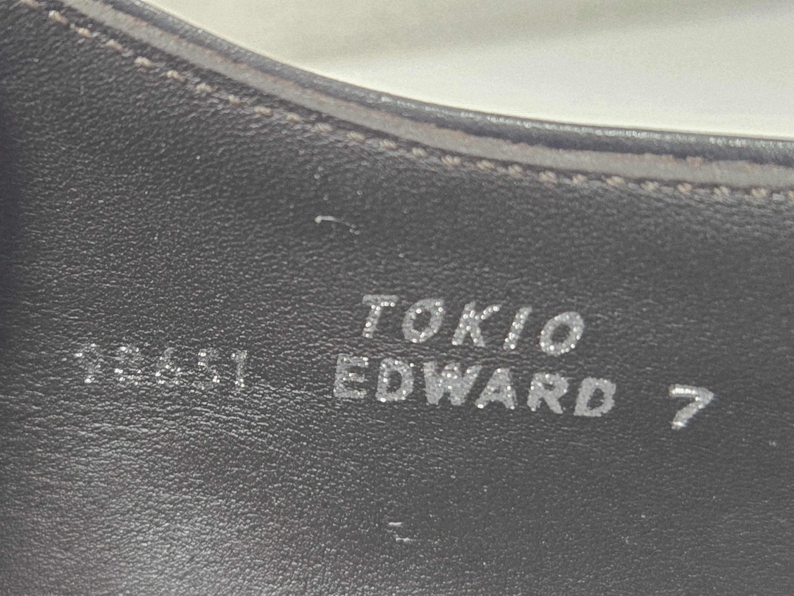 現行モデルのライニング刻印「EDWARD Tokio UK7」。Tokioの文字が追加されている