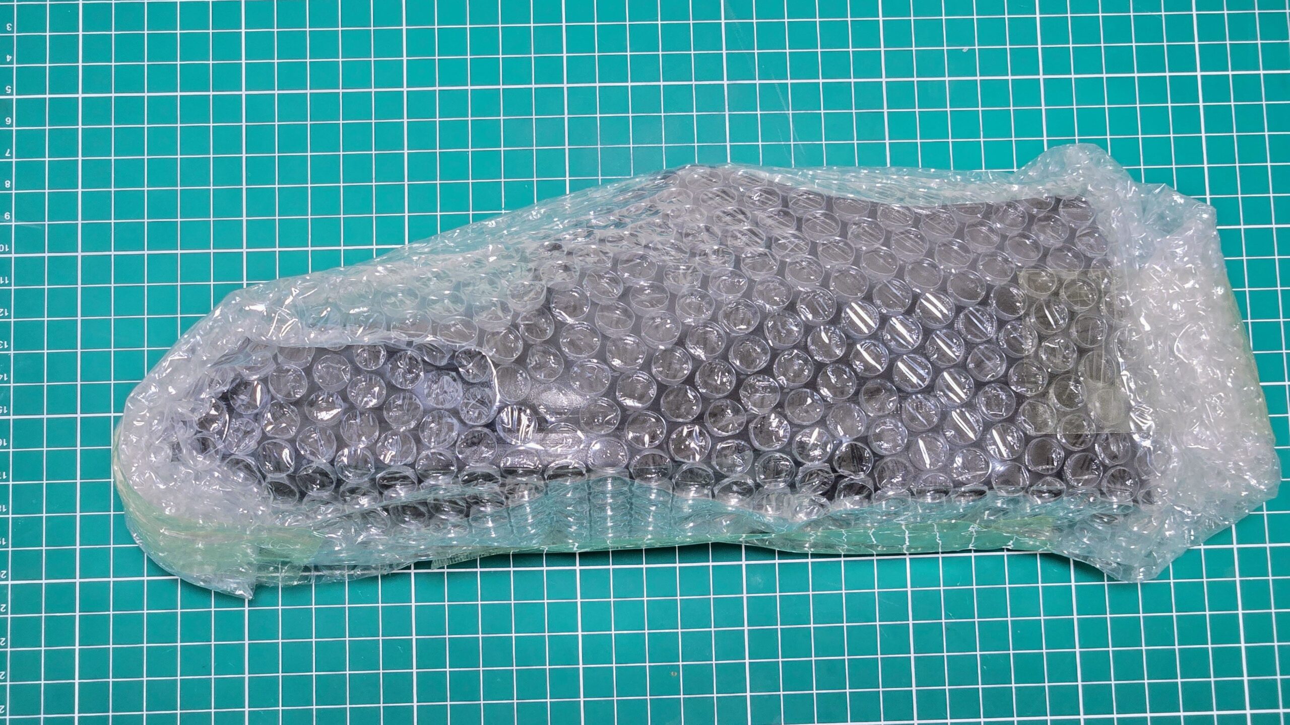 革靴1足をプチプチで包んだところ