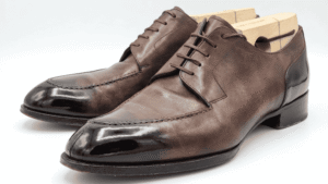 茶色いUチップシューズ