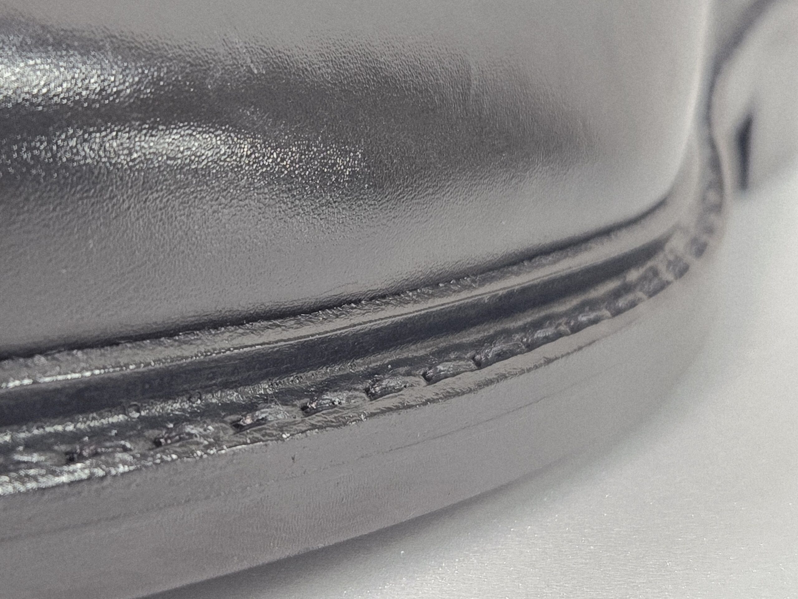 ストームウェルトのクローズアップ。アッパーとソールの継ぎ目を外側に張り出したウェルトで覆っている