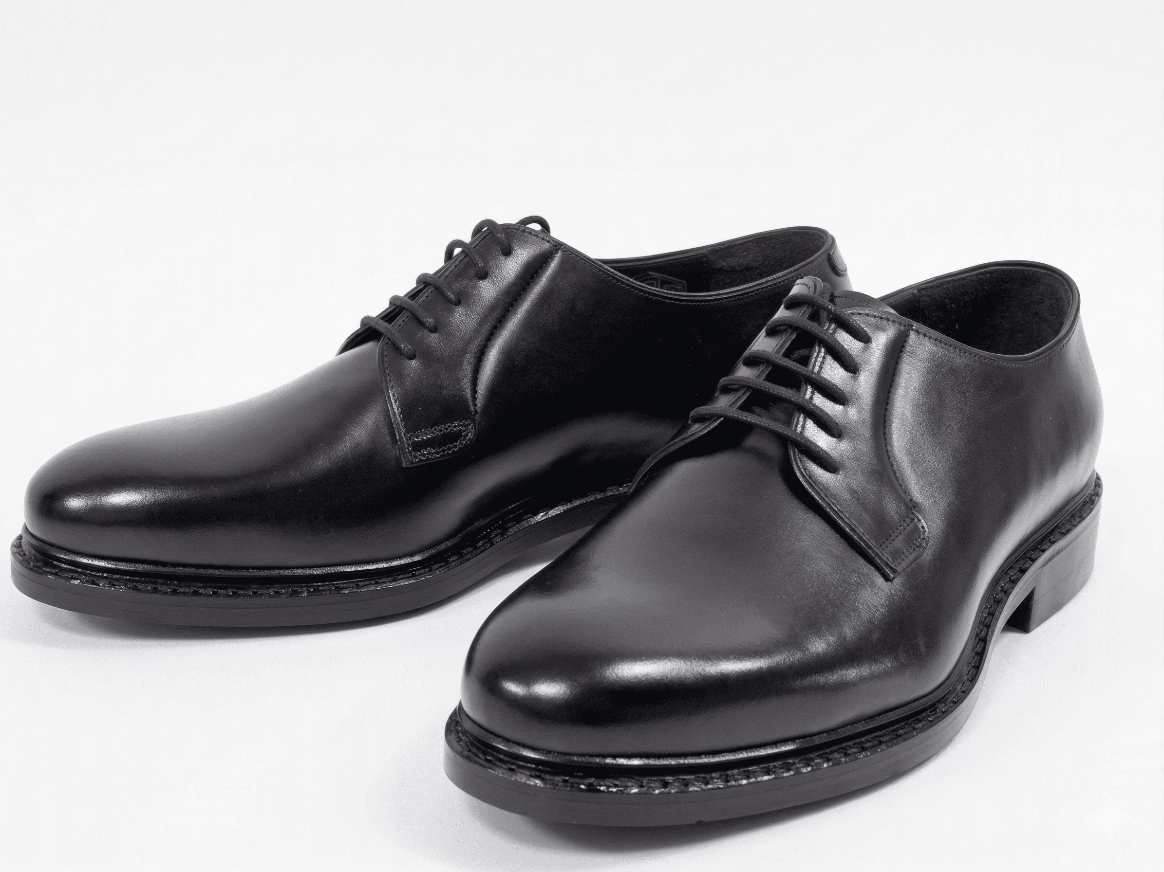 3足目・現行モデル(Tokio)の全体像。アーモンドトゥのやさしいフォルムがよくわかる