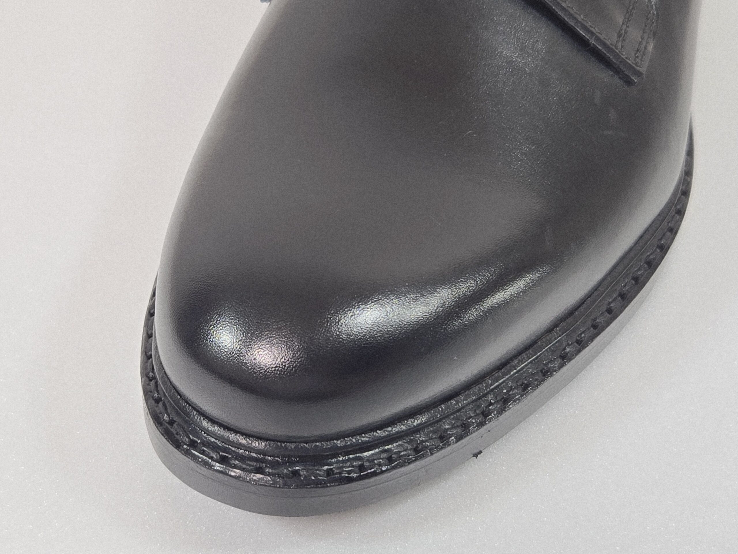 つま先クローズアップ。アーモンドトゥの丸みと、飾りのないプレーントゥの潔さが伝わる