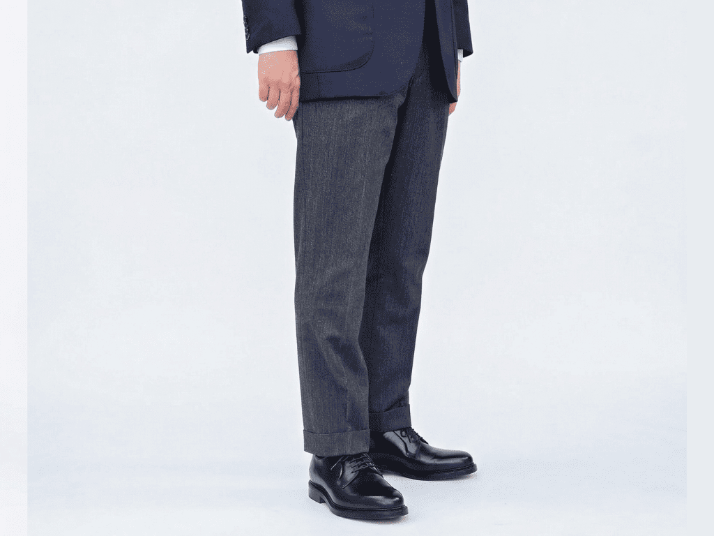 ネイビージャケット×グレーデニムのジャケパンスタイル。エドワードラストのアーモンドトゥが、パンツのシルエットをきれいにまとめている