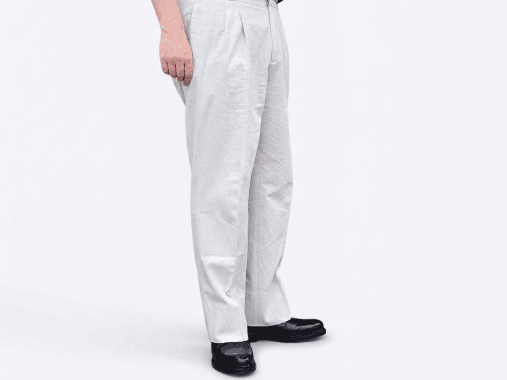 白のワイドトラウザー合わせ。ゆったりとしたパンツとの組み合わせでも、黒のプレーントゥが足元を引き締めてくれる