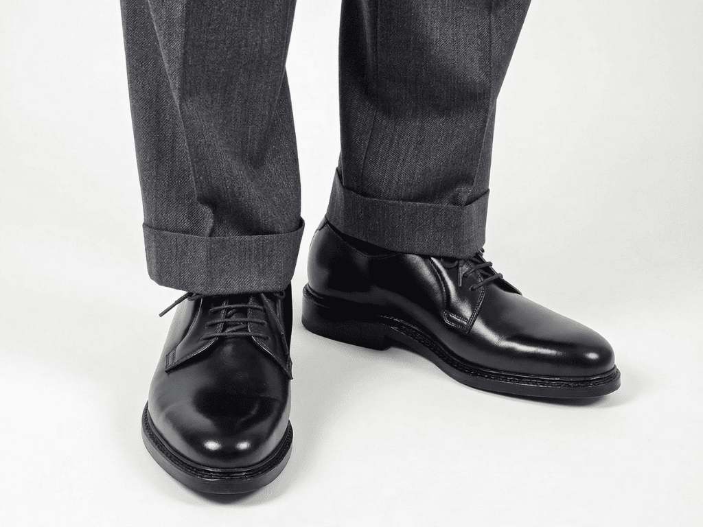 足元クローズアップ。デニムやチノパンとの相性も良く、カジュアルな服装でも野暮ったくならない