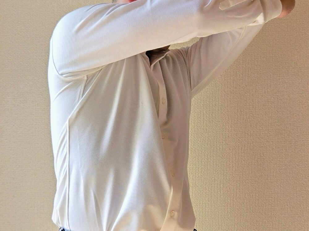 腕を伸ばしてストレッチ性を確認する様子