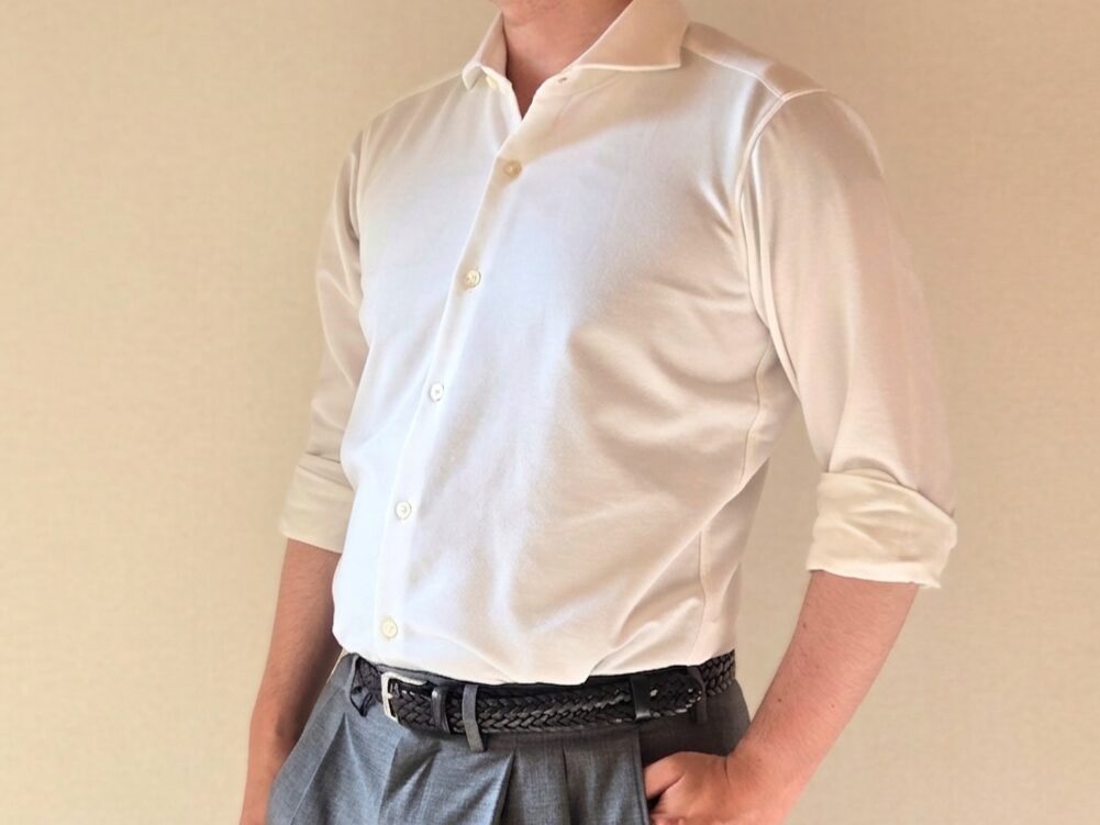 腕まくりをしてシャツを着ている