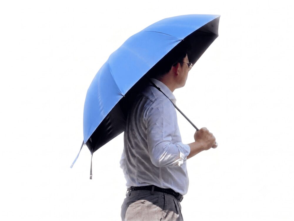 日傘を差すビジネスマン