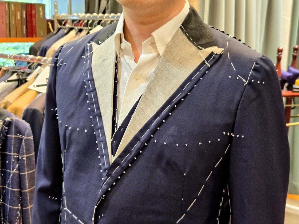 仮縫いジャケット着用時のラペルと肩まわり