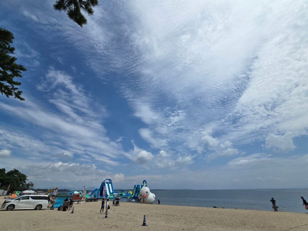 強い日差しと風がある夏の琵琶湖畔